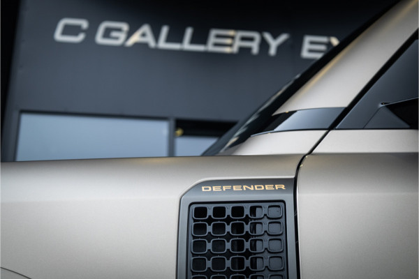 Land Rover Defender 110 4.4 P635 Octa - Petra Copper | BTW | Panorama | Meridian | Luchtvering | Trekhaak