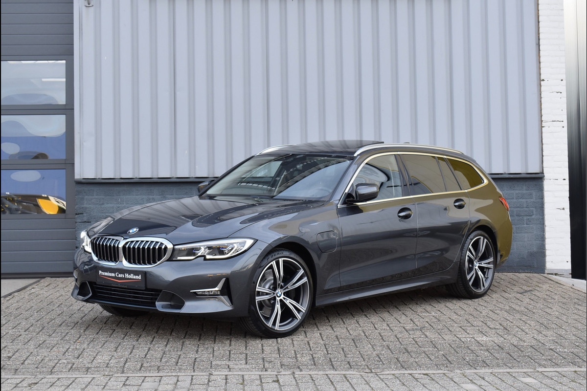 BMW 3 Serie Touring 330e xDrive 292 Pk Pano Navi Keyless Vol Leder Bruin Laser Koplampen 19 Inch