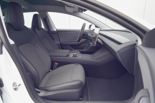 Tesla Model 3 RWD 60 kWh / Nieuw! / Incl. BTW / Pano / Stuurverw. / Elek. Klep / 360 camera / Pearl White Metallic