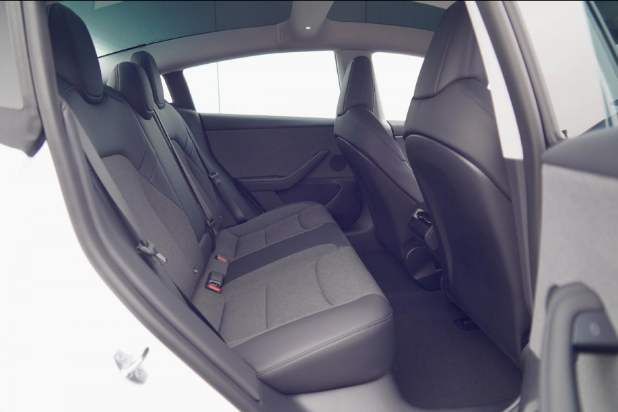 Tesla Model 3 RWD 60 kWh / Nieuw! / Incl. BTW / Pano / Stuurverw. / Elek. Klep / 360 camera / Pearl White Metallic