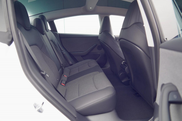 Tesla Model 3 RWD 60 kWh / Nieuw! / Incl. BTW / Pano / Stuurverw. / Elek. Klep / 360 camera / Pearl White Metallic