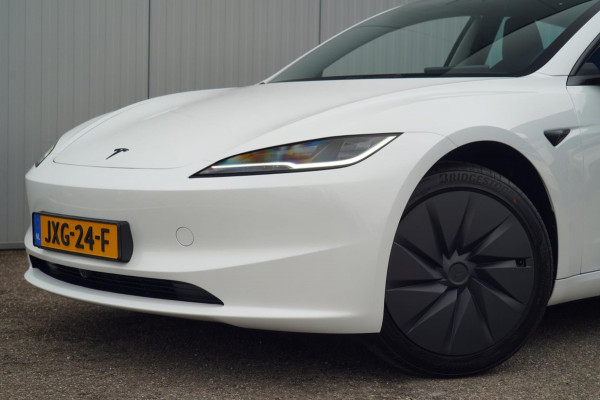 Tesla Model 3 RWD 60 kWh / Nieuw! / Incl. BTW / Pano / Stuurverw. / Elek. Klep / 360 camera / Pearl White Metallic