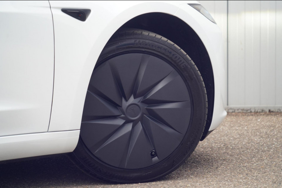 Tesla Model 3 RWD 60 kWh / Nieuw! / Incl. BTW / Pano / Stuurverw. / Elek. Klep / 360 camera / Pearl White Metallic