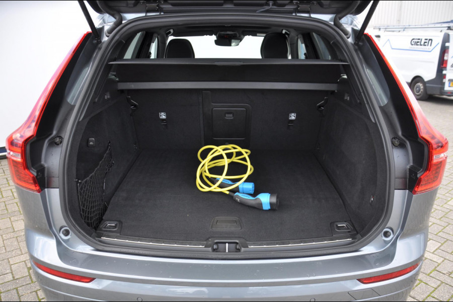 Volvo XC60 T8 390PK Automaat Recharge AWD R-Design / Adaptieve cruise control/ BLIS/ Panoramadak/ Trekhaak/ Head up display/ 360 camera/ Parkeersensoren/ Stoel en stuurwielverwarming