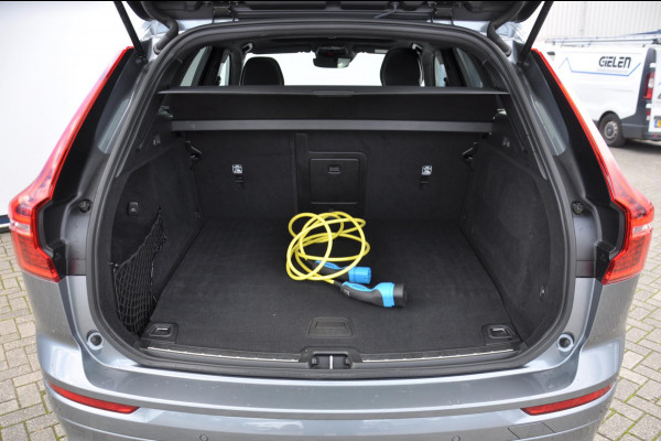 Volvo XC60 T8 390PK Automaat Recharge AWD R-Design / Adaptieve cruise control/ BLIS/ Panoramadak/ Trekhaak/ Head up display/ 360 camera/ Parkeersensoren/ Stoel en stuurwielverwarming