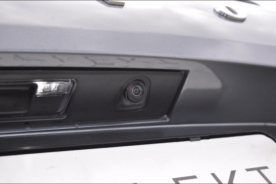 Volvo XC60 T8 390PK Automaat Recharge AWD R-Design / Adaptieve cruise control/ BLIS/ Panoramadak/ Trekhaak/ Head up display/ 360 camera/ Parkeersensoren/ Stoel en stuurwielverwarming