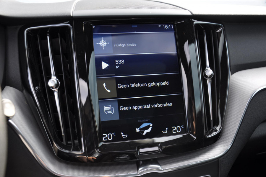 Volvo XC60 T8 390PK Automaat Recharge AWD R-Design / Adaptieve cruise control/ BLIS/ Panoramadak/ Trekhaak/ Head up display/ 360 camera/ Parkeersensoren/ Stoel en stuurwielverwarming