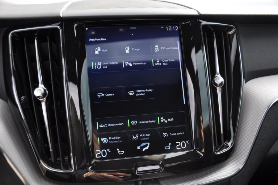 Volvo XC60 T8 390PK Automaat Recharge AWD R-Design / Adaptieve cruise control/ BLIS/ Panoramadak/ Trekhaak/ Head up display/ 360 camera/ Parkeersensoren/ Stoel en stuurwielverwarming