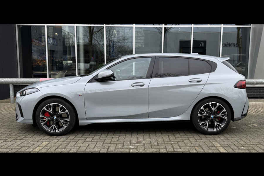 BMW 1-serie 120 M Sport Pro / Panoramadak / Head Up / Live Cockpit professional / Comforttoegang / Adaptief M-onderstel / Sportstoel / 360 Camera / Driving Assistant /