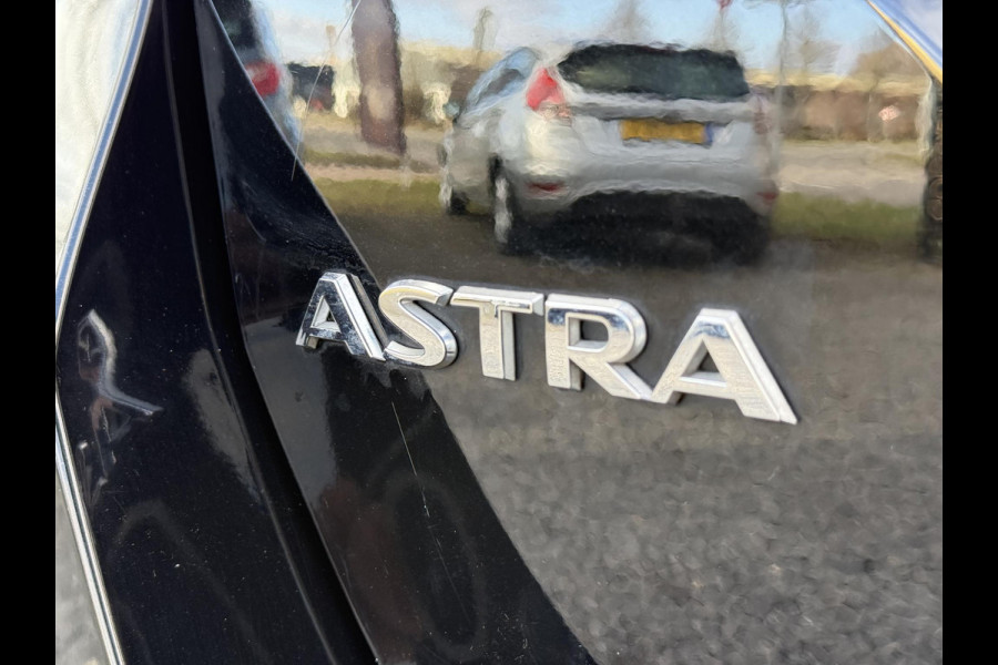 Opel Astra Sports Tourer 1.2 Ultimate 146pk,Leder-Alcantara,2e Eigenaar,6 Bak,Navi,Camera,Stoelverw-Stuurverw.Keyless,Lm velgen,Pdc V+A,Rijstrooksensor,BSD,N.A.P,Dealer Onderhouden,Apk tot 10-2026