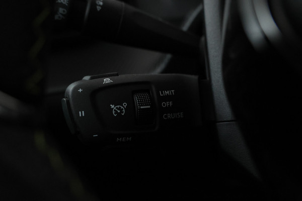 Peugeot 208 1.2 PureTech GT Pack Digital dash, Panorama, GT line, Airco,