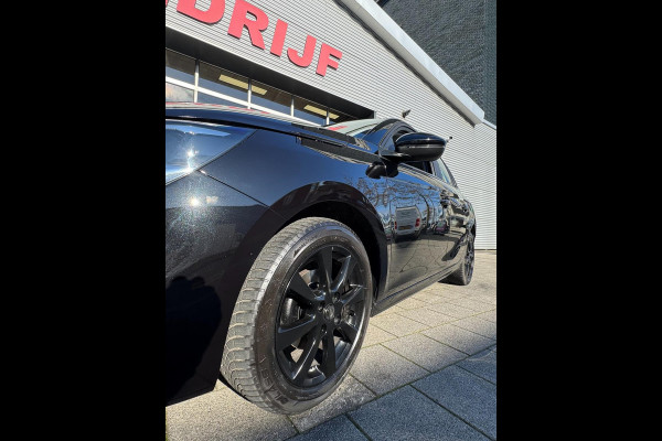 Opel Corsa 1.2 BLACK Edition - Navigatie / Apple CarPlay I Airco I PDC I Sport velgen I Dealer onderhouden