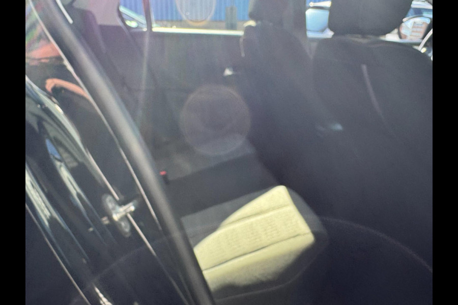 Opel Corsa 1.2 BLACK Edition - Navigatie / Apple CarPlay I Airco I PDC I Sport velgen I Dealer onderhouden