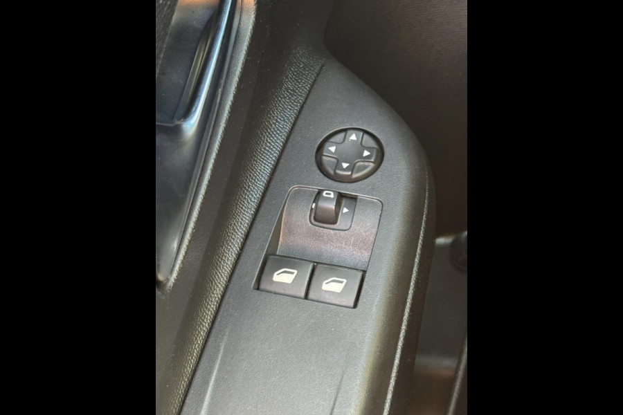 Opel Corsa 1.2 BLACK Edition - Navigatie / Apple CarPlay I Airco I PDC I Sport velgen I Dealer onderhouden