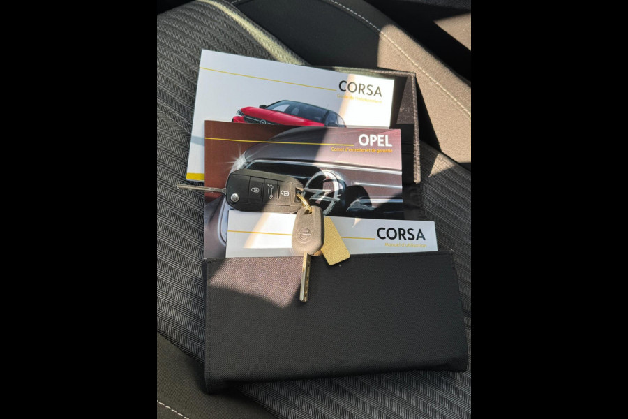 Opel Corsa 1.2 BLACK Edition - Navigatie / Apple CarPlay I Airco I PDC I Sport velgen I Dealer onderhouden