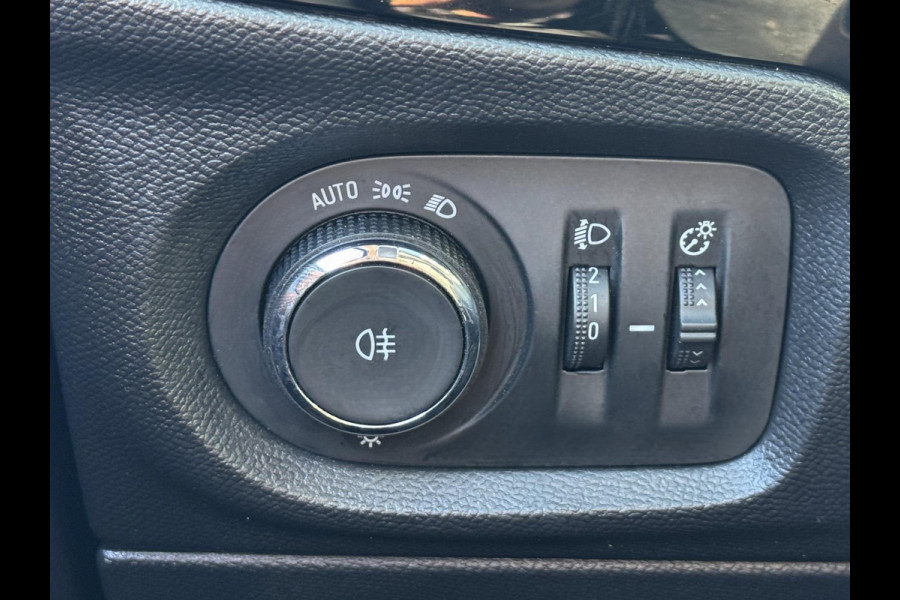 Opel Corsa 1.2 BLACK Edition - Navigatie / Apple CarPlay I Airco I PDC I Sport velgen I Dealer onderhouden