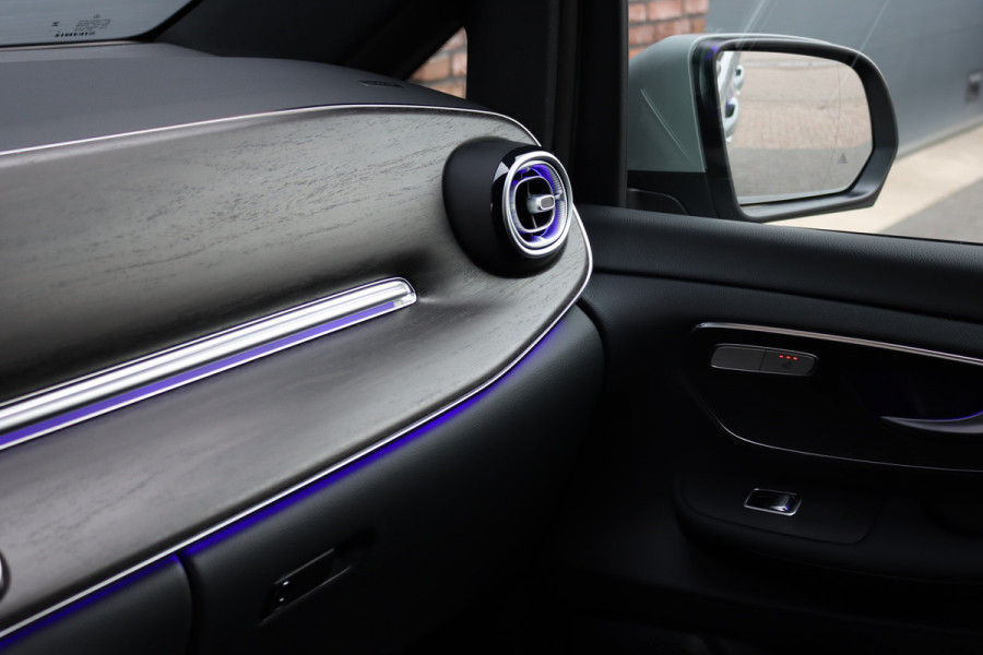 Mercedes-Benz V-Klasse 250d L2 Avantgarde | Distronic | AMG | Trekhaak | Standverwarming | Surround Camera | Elek. Schuifdeuren | Multibeam LED | Leder | Rijassistentiepakket | Verwarmd Stuurwiel |