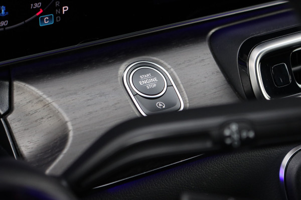 Mercedes-Benz V-Klasse 250d L2 Avantgarde | Distronic | AMG | Trekhaak | Standverwarming | Surround Camera | Elek. Schuifdeuren | Multibeam LED | Leder | Rijassistentiepakket | Verwarmd Stuurwiel |