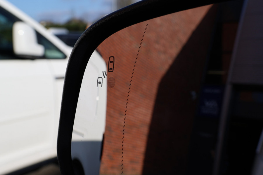 Ford Transit Connect 1.5 EcoBlue 120 PK L2 AUT | ACC | BLIS | Sortimo betimmering | Bi-Xenon | Stoelverwarming | Camera | Trekhaak | Elek. spiegels | 3-Zitter | Nieuwe APK | Dealer onderhouden