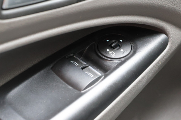 Ford Transit Connect 1.5 EcoBlue 120 PK L2 AUT | ACC | BLIS | Sortimo betimmering | Bi-Xenon | Stoelverwarming | Camera | Trekhaak | Elek. spiegels | 3-Zitter | Nieuwe APK | Dealer onderhouden