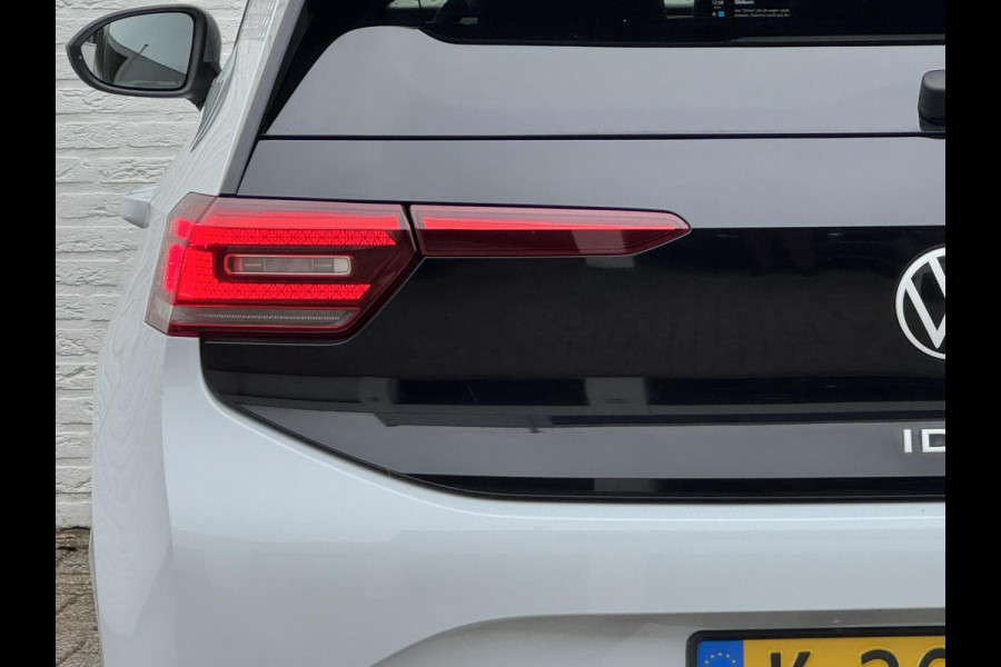 Volkswagen ID.3 First Plus 58 kWh Adaptive cruise Climate Stuur-/stoelverwarming Navi Apple / Android DAB