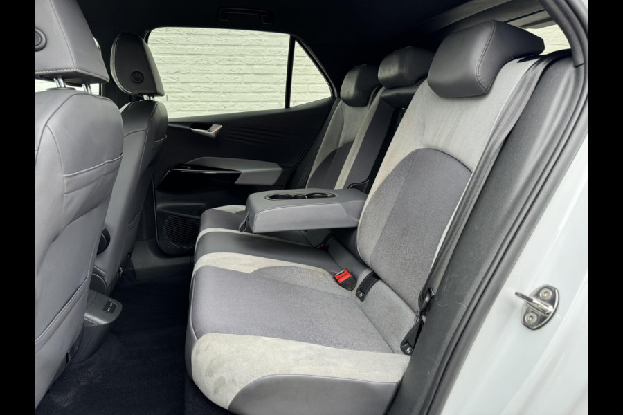 Volkswagen ID.3 First Plus 58 kWh Adaptive cruise Climate Stuur-/stoelverwarming Navi Apple / Android DAB