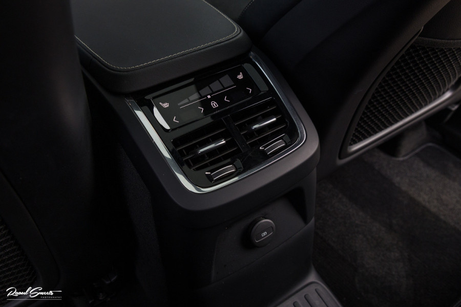 Volvo XC90 2.0 T8 Recharge AWD R-Design | Panorama dak | Zwenkbare trekhaak | Harman Kardon | Adaptieve cruise | Memory |