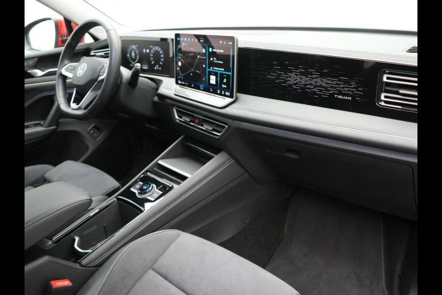 Volkswagen Tiguan 1.5 eHybrid Elegance Plug In Hybrid 204pk Dealer O.H PHEV | Trekhaak af Fabriek | Alcantara Sportstoelen Massage & Verwarmd | Adaptive Cruise | IQ Light & IQ Drive | Parkassist | Keyless | Virtual | Sfeerverlichting |