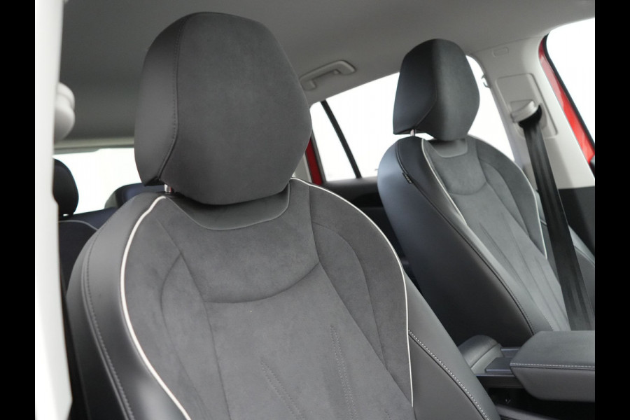 Volkswagen Tiguan 1.5 eHybrid Elegance Plug In Hybrid 204pk Dealer O.H PHEV | Trekhaak af Fabriek | Alcantara Sportstoelen Massage & Verwarmd | Adaptive Cruise | IQ Light & IQ Drive | Parkassist | Keyless | Virtual | Sfeerverlichting |