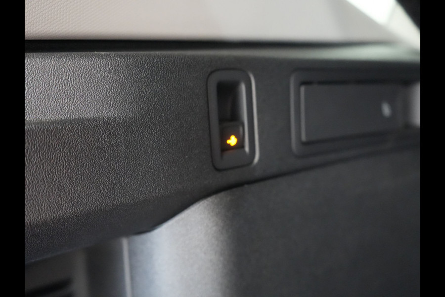 Volkswagen Tiguan 1.5 eHybrid Elegance Plug In Hybrid 204pk Dealer O.H PHEV | Trekhaak af Fabriek | Alcantara Sportstoelen Massage & Verwarmd | Adaptive Cruise | IQ Light & IQ Drive | Parkassist | Keyless | Virtual | Sfeerverlichting |