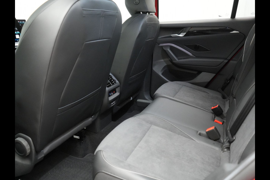 Volkswagen Tiguan 1.5 eHybrid Elegance Plug In Hybrid 204pk Dealer O.H PHEV | Trekhaak af Fabriek | Alcantara Sportstoelen Massage & Verwarmd | Adaptive Cruise | IQ Light & IQ Drive | Parkassist | Keyless | Virtual | Sfeerverlichting |