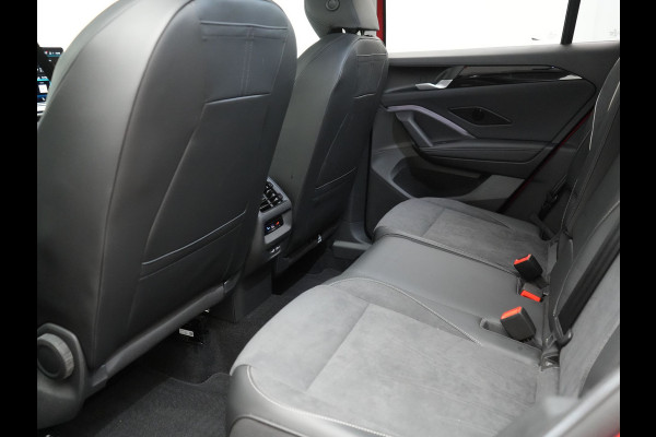 Volkswagen Tiguan 1.5 eHybrid Elegance Plug In Hybrid 204pk Dealer O.H PHEV | Trekhaak af Fabriek | Alcantara Sportstoelen Massage & Verwarmd | Adaptive Cruise | IQ Light & IQ Drive | Parkassist | Keyless | Virtual | Sfeerverlichting |