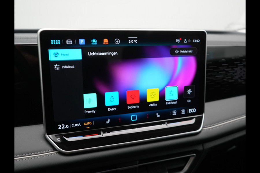 Volkswagen Tiguan 1.5 eHybrid Elegance Plug In Hybrid 204pk Dealer O.H PHEV | Trekhaak af Fabriek | Alcantara Sportstoelen Massage & Verwarmd | Adaptive Cruise | IQ Light & IQ Drive | Parkassist | Keyless | Virtual | Sfeerverlichting |