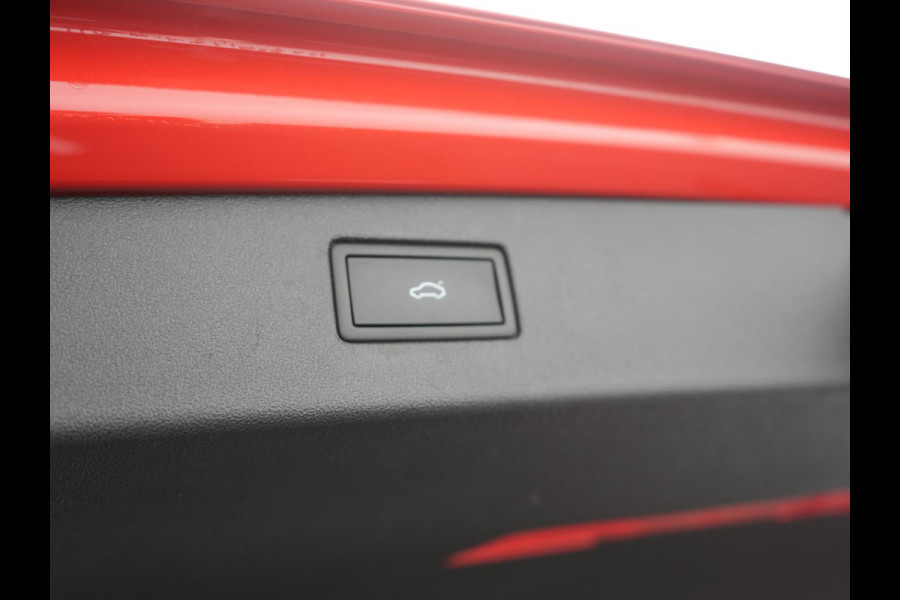 Volkswagen Tiguan 1.5 eHybrid Elegance Plug In Hybrid 204pk Dealer O.H PHEV | Trekhaak af Fabriek | Alcantara Sportstoelen Massage & Verwarmd | Adaptive Cruise | IQ Light & IQ Drive | Parkassist | Keyless | Virtual | Sfeerverlichting |