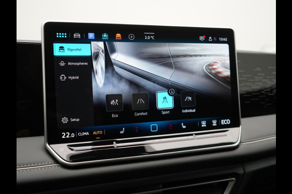 Volkswagen Tiguan 1.5 eHybrid Elegance Plug In Hybrid 204pk Dealer O.H PHEV | Trekhaak af Fabriek | Alcantara Sportstoelen Massage & Verwarmd | Adaptive Cruise | IQ Light & IQ Drive | Parkassist | Keyless | Virtual | Sfeerverlichting |