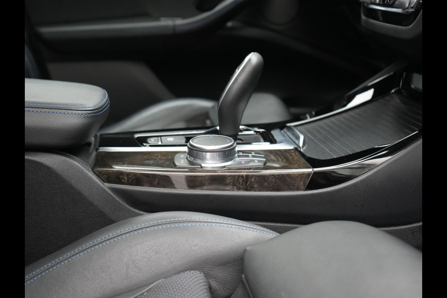 BMW X3 xDrive20i M Sport Shadow 184pk Dealer O.H | Trekhaak af Fabriek | Panodak | Adaptive Cruise | Sportstoelen Memory | Harman Kardon |  Head Up | 19"L.M | BLIS |