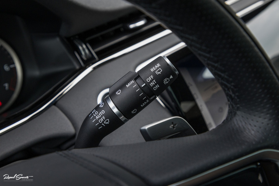 Land Rover Range Rover Evoque 1.5 P300e AWD R-Dynamic SE | Adaptieve cruise | Zwenkbare trekhaak | Premium audio | Apple carplay |