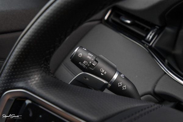 Land Rover Range Rover Evoque 1.5 P300e AWD R-Dynamic SE | Adaptieve cruise | Zwenkbare trekhaak | Premium audio | Apple carplay |