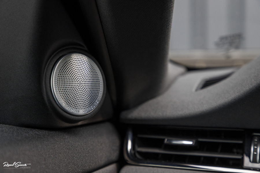 Land Rover Range Rover Evoque 1.5 P300e AWD R-Dynamic SE | Adaptieve cruise | Zwenkbare trekhaak | Premium audio | Apple carplay |