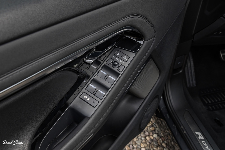 Land Rover Range Rover Evoque 1.5 P300e AWD R-Dynamic SE | Adaptieve cruise | Zwenkbare trekhaak | Premium audio | Apple carplay |