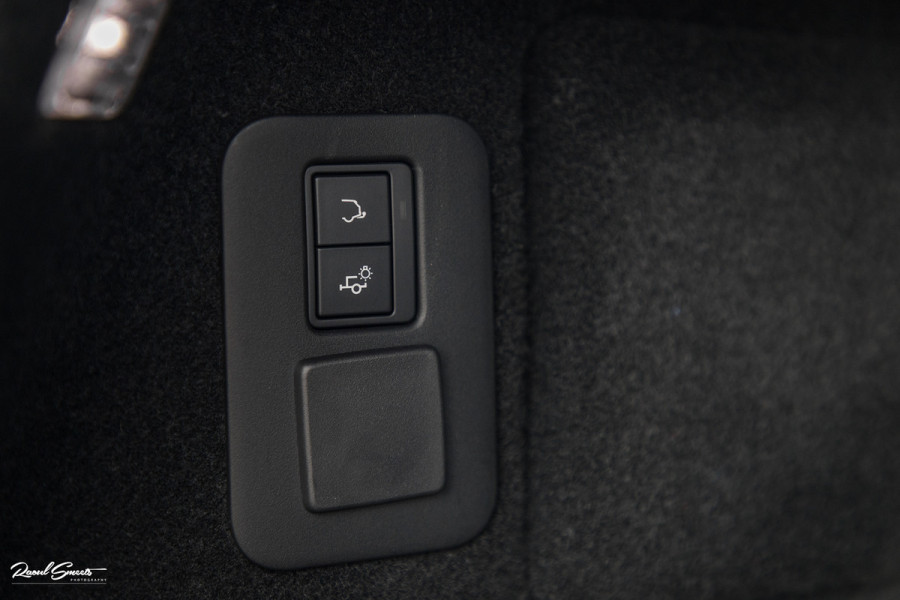 Land Rover Range Rover Evoque 1.5 P300e AWD R-Dynamic SE | Adaptieve cruise | Zwenkbare trekhaak | Premium audio | Apple carplay |