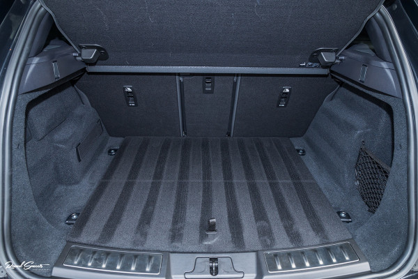 Land Rover Range Rover Evoque 1.5 P300e AWD R-Dynamic SE | Adaptieve cruise | Zwenkbare trekhaak | Premium audio | Apple carplay |