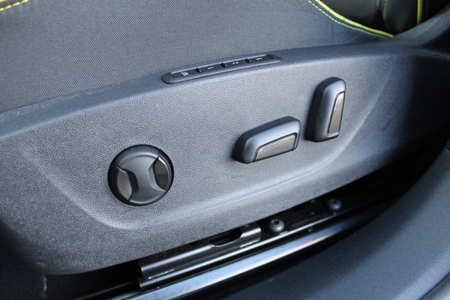 Škoda ENYAQ Coupé iV 80 RS | BTW-Auto | Panoramadak | Trekhaak | BLIS | Stoelverwarming