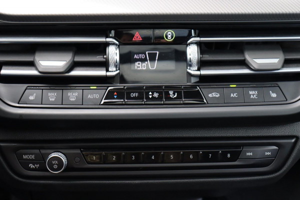 BMW 2 Serie Gran Coupé 218i Introduction Ed. M-Sport org.NL schuifdak camera's stuur+stoelverw speciale kleur