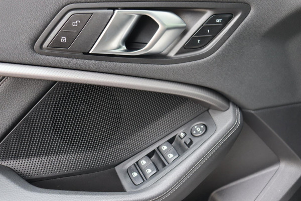 BMW 1-serie 120i M-Sport org.NL Head-up schuifdak camera leer+memory