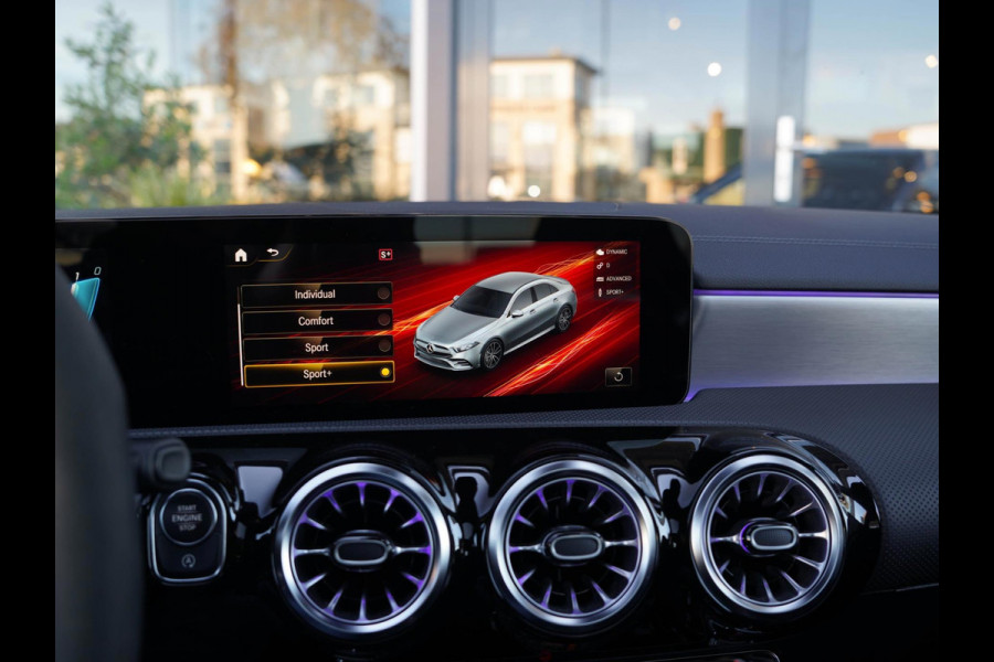 Mercedes-Benz A-Klasse AMG 35 4MATIC / Org.NL / Kuip / Aero / HUD / Burm / Pano / 360 / Ambient / Stl. Koeling / Multibeam