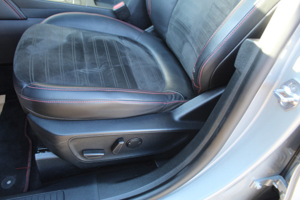 Ford Kuga 2.5-225 PK PHEV ST-Line X. 1500kg Trekgewicht Hybride rijden voor een reële prijs ! Autm. airco, Stoel- en voorraamverw., Side- en lane assist, Adaptieve cruise cntrl, elektr. achterklep, Keyless entry/keyless go, Trekhaak , Navigatie, Telefoonvoorb. etc