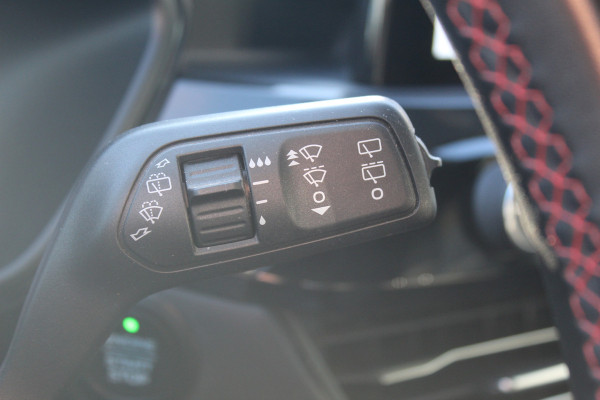 Ford Kuga 2.5-225 PK PHEV ST-Line X. 1500kg Trekgewicht Hybride rijden voor een reële prijs ! Autm. airco, Stoel- en voorraamverw., Side- en lane assist, Adaptieve cruise cntrl, elektr. achterklep, Keyless entry/keyless go, Trekhaak , Navigatie, Telefoonvoorb. etc