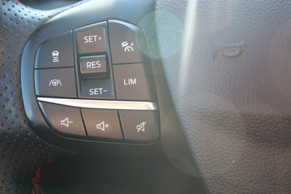 Ford Kuga 2.5-225 PK PHEV ST-Line X. 1500kg Trekgewicht Hybride rijden voor een reële prijs ! Autm. airco, Stoel- en voorraamverw., Side- en lane assist, Adaptieve cruise cntrl, elektr. achterklep, Keyless entry/keyless go, Trekhaak , Navigatie, Telefoonvoorb. etc