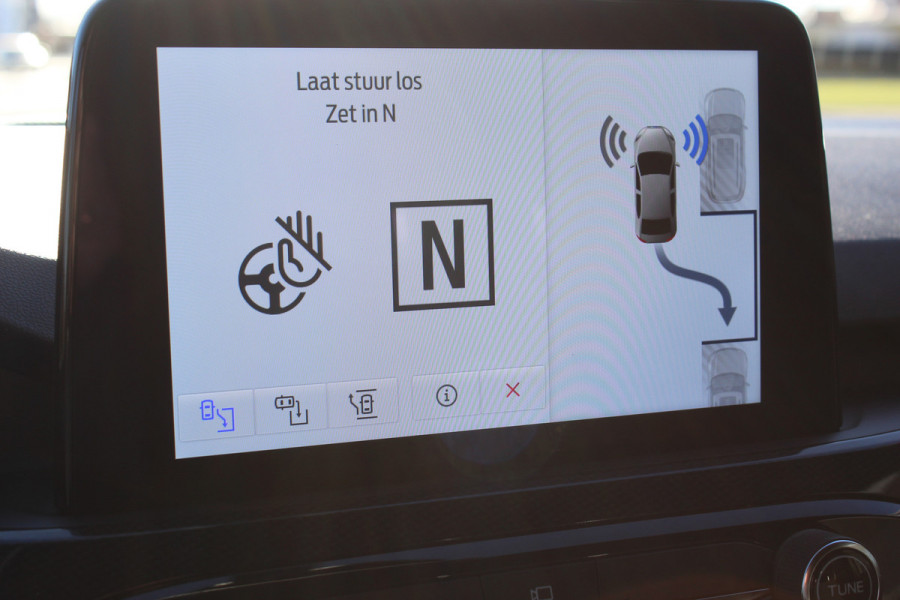 Ford Kuga 2.5-225 PK PHEV ST-Line X. 1500kg Trekgewicht Hybride rijden voor een reële prijs ! Autm. airco, Stoel- en voorraamverw., Side- en lane assist, Adaptieve cruise cntrl, elektr. achterklep, Keyless entry/keyless go, Trekhaak , Navigatie, Telefoonvoorb. etc